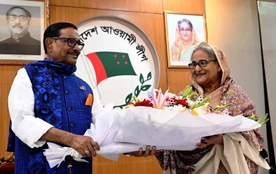 কেন্দ্রীয় কার্যালয়ে দলীয় সভাপতি শেখ হাসিনাকে শুভেচ্ছা জানান আওয়ামী লীগ সাধারণ সম্পাদক ওবায়দুল কাদের। ইমেজ: পিআইডি