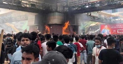 মিরপুর ১০ নম্বরে দুর্বৃত্তদের অগ্নিসংযোগ