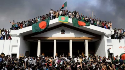 শেখ হাসিনা সরকারের পতনের পর মানুষের বিজয়োল্লাস। ফাইল ছবি