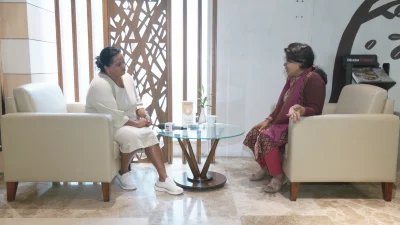 এলিজাবেথ ফিরোজা ফাজালসেট (বাঁয়ে)। 