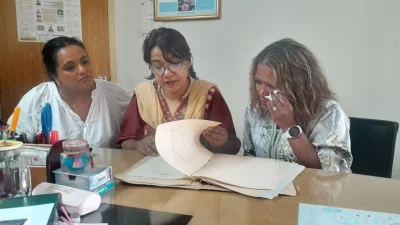 পুরাতন নথিতে খুঁজছেন হারানো মায়ের ঠিকানা (ডানে)। 