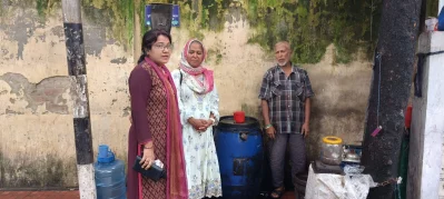 রাজধানীর কড়াইল বস্তিতে সেলিনা (মাঝে), সাথে চা বিক্রেতা আলী (ডানে)। 