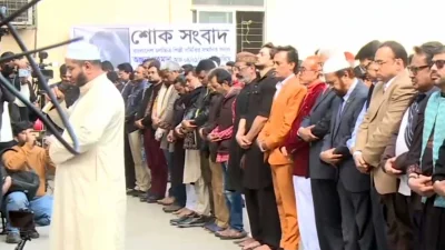 এফডিসিতে অভিনেত্রী অঞ্জনার জানাজায় তার সহকর্মীরা। ছবি: সংগৃহীত