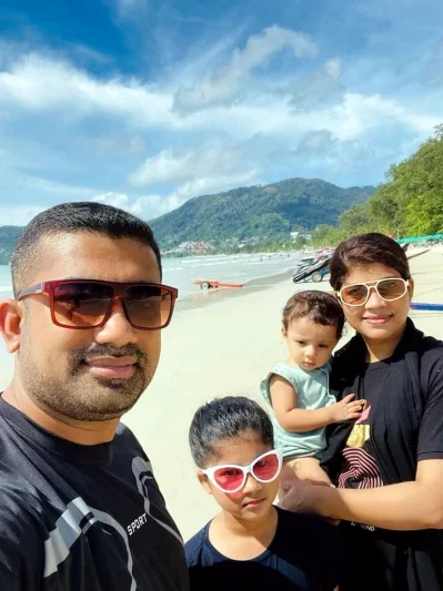 পরিবারের সঙ্গে আয়মান 