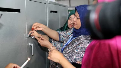ডাকসু নির্বাচন উপলক্ষে ভোট গ্রহণের আগে টিএসসির ভোট কেন্দ্রে ব্যালট বাক্স সিলগালা করা হয়। ছবি: সংগৃহীত