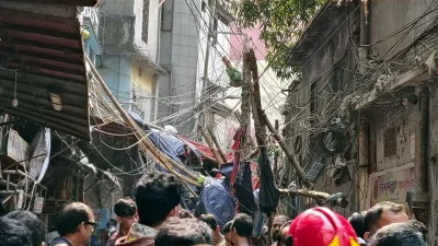 ২১ নভেম্বর, ২০২৫ ভূমিকম্পে ঢাকার আরমানিটোলার একটি ভবনের রেলিং ধসে পড়ে। সেখানে তিনজনের মৃত্যু হয়েছে।