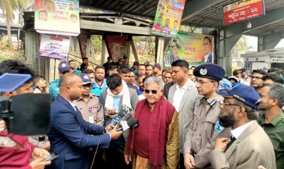 শুক্রবার রাজধানীর সদরঘাটে দুর্ঘটনায় ক্ষতিগ্রস্ত লঞ্চ পরিদর্শন শেষে সাংবাদিকদের সঙ্গে কথা বলেন নৌপরিবহন উপদেষ্টা ড. এম সাখাওয়াত হোসেন। 