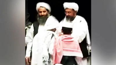 আখুন্দজাদার মাত্র দুটি নিশ্চিত ছবি পাওয়া যায়, বাম দিকে সর্বোচ্চ নেতাকে দেখানো এই ছবিটি বিবিসি আফগান দ্বারা যাচাই করা। ছবি: বিবিসি