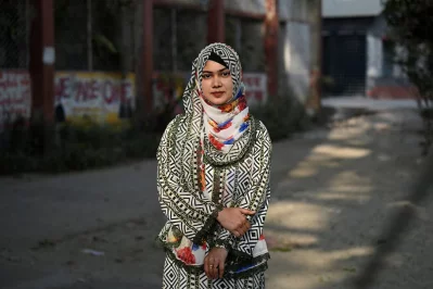 বগুড়ার সরকারি আজিজুল হক কলেজ ক্যাম্পাসে ২৪ বছর বয়সী মনিকা আক্তার, চাকরিপ্রার্থী এবং প্রথমবারের মতো ভোটার। ছবি: রয়টার্স
