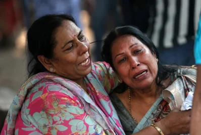 নয়াদিল্লির এইমস ট্রমা সেন্টারের বাইরে অগ্নিকাণ্ডে নিহতদের আত্মীয়-স্বজনদের আহাজারি    ছবি: সংগৃহীত