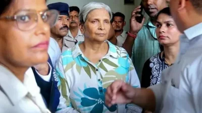 অবসরপ্রাপ্ত বিচারক গিরিবালা সিং (ডানে) জনসমক্ষে তৃষার স্বাস্থ্যসংক্রান্ত বিষয় নিয়ে আলোচনা করার জন্য সমালোচনার মুখে পড়েছেন    ছবি: সংগৃহীত