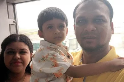কলকাতায় অগ্নিকাণ্ডে মৃত দেবাশীষ দত্ত, তাঁর স্ত্রী আফসানা শারমীন ও ছেলে শর্ণশীষ দত্ত। ভারতে গিয়ে ৪ আগস্ট ফেসবুকে ছবিটি পোস্ট করেন দেবাশীষ দত্ত      ছবি: দেবাশীষ দত্তের ফেসবুক থেকে