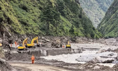 মাটির সঙ্গে মিশে যাওয়া সেই স্থলবন্দর এলাকায় ব্যস্ত সময় কাটাচ্ছেন এক্সক্যাভেটর ও সামরিক উদ্ধারকর্মীরা    ছবি: সংগৃহীত