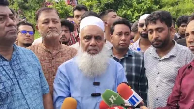 শোকসন্তপ্ত পরিবারের সাথে দেখা করতে শনিবার কোটবাড়ির বাসভবনে যান কুমিল্লা-৬ আসনের সংসদ সদস্য মনিরুল হক চৌধুরী   ছবি: একাত্তর