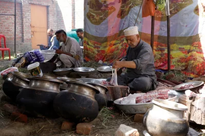 ভারতীয় কাশ্মীরের শ্রীনগরে একটি বিয়েতে ওয়াজওয়ানের খাবার তৈরি করছেন প্রধান ওয়াজা বা শেফ গোলাম নবী বাবা ।  ছবি: সংগৃহীত